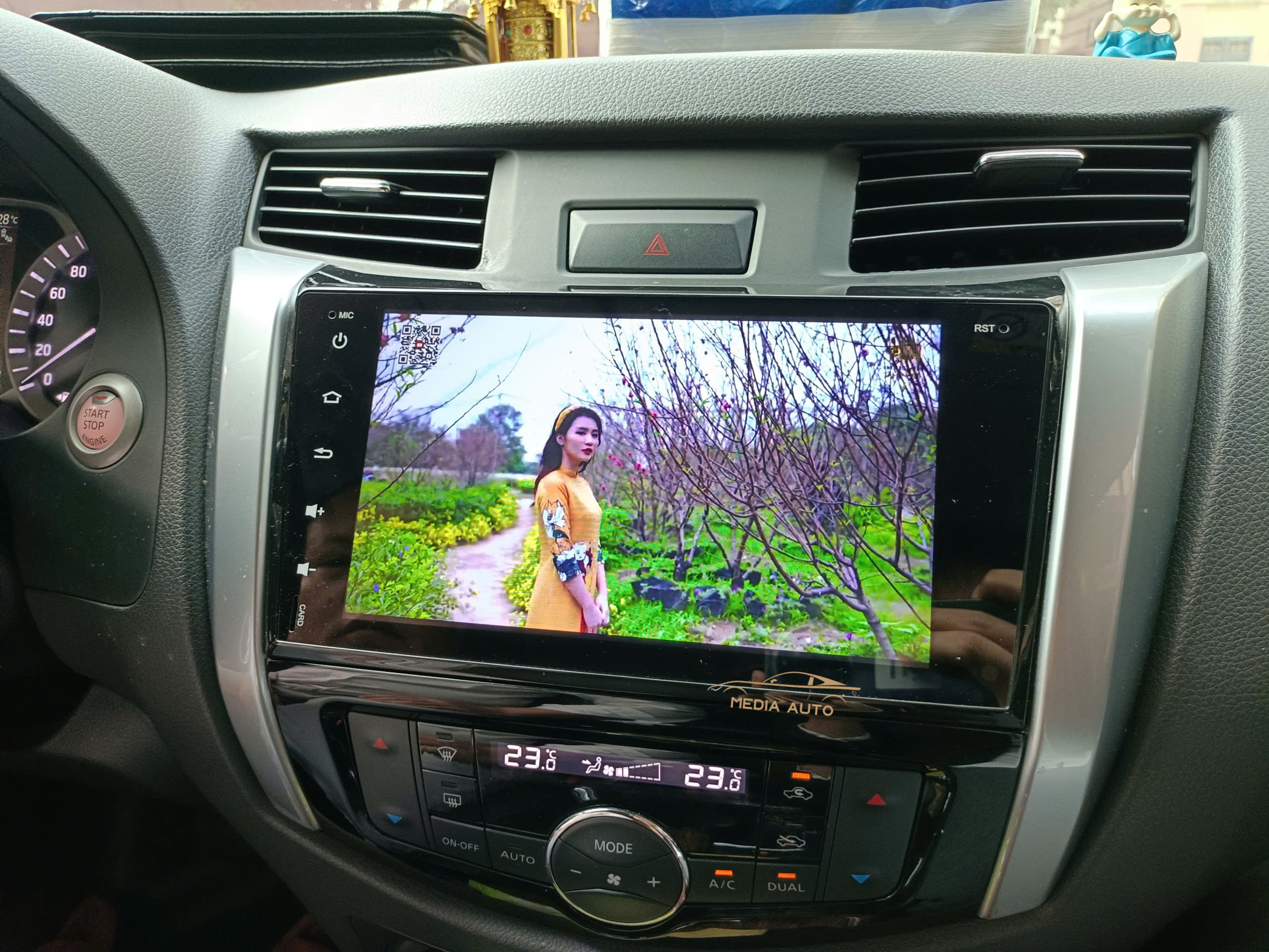xem youtube trên nissan terra